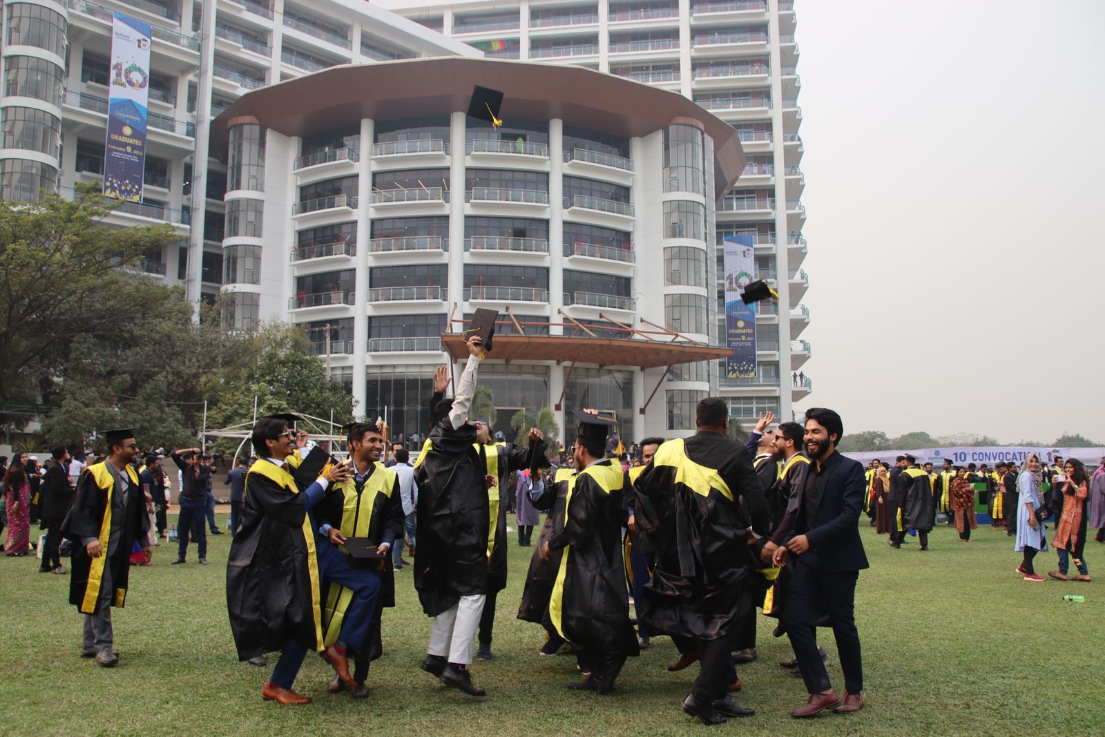 ঢাকায় বিশ্ববিদ্যালয় সমাবর্তনে উৎসব উদযাপন করছেন বাংলাদেশি শিক্ষার্থীরা
